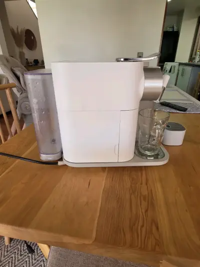 Cafetera Nespresso Gran Lattisima Touch Blanca - miniatura 3