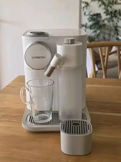 Cafetera Nespresso Gran Lattisima Touch Blanca - miniatura 4