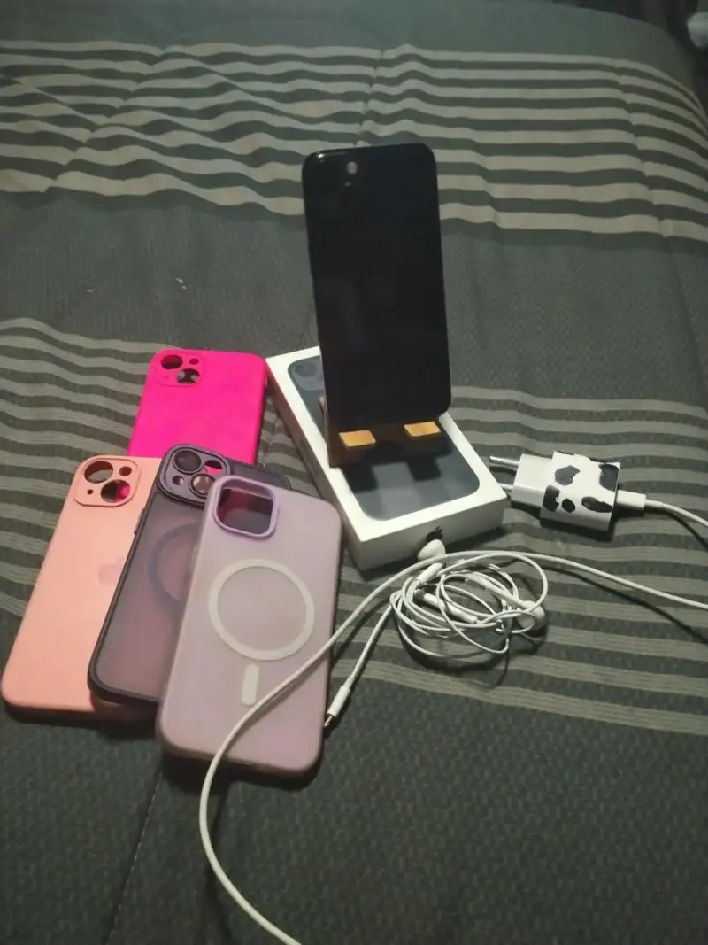 iPhone 13 128GB en excelente estado con accesorios - 2