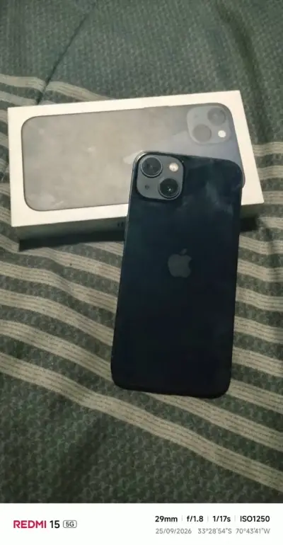 iPhone 13 128GB en excelente estado con accesorios - miniatura 3
