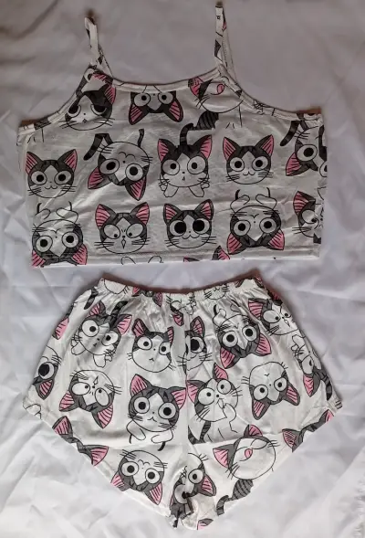 Conjunto de pijama estampado de gatos y corazones - miniatura 1