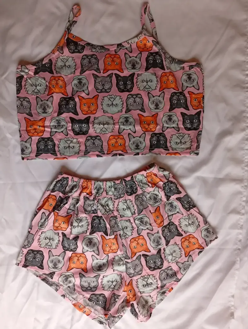 Conjunto de pijama estampado de gatos y corazones - 2