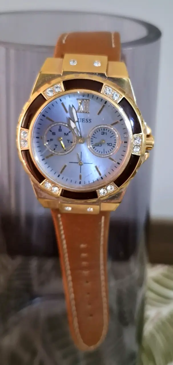 Reloj Guess dorado con correa de cuero