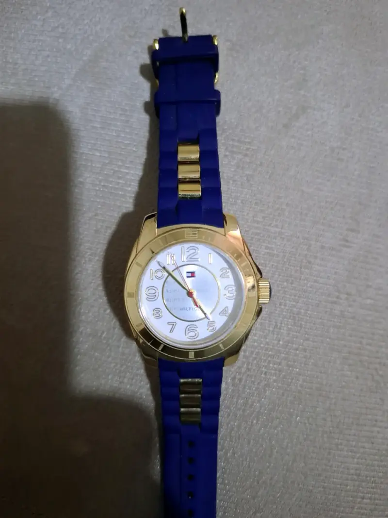 Reloj Tommy Hilfiger dorado con correa azul