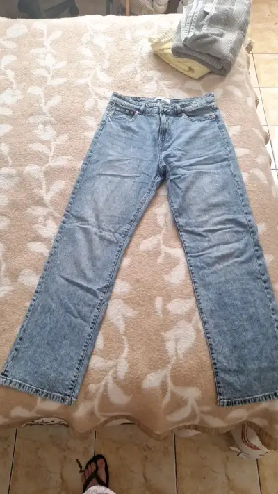 Jeans de mezclilla azul claro para mujer - miniatura 1