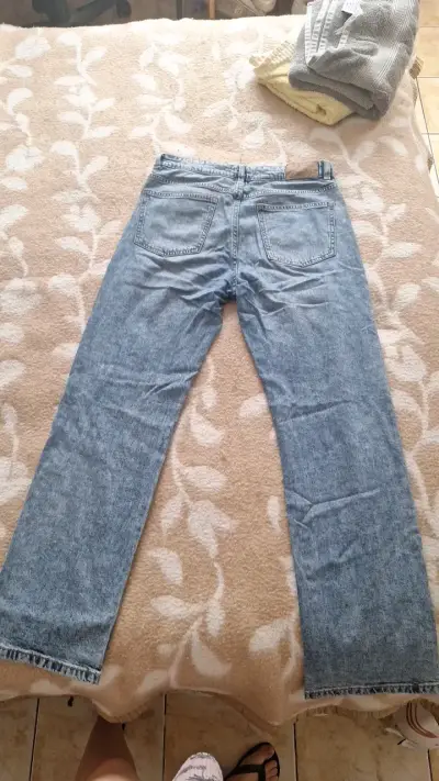 Jeans de mezclilla azul claro para mujer - miniatura 2