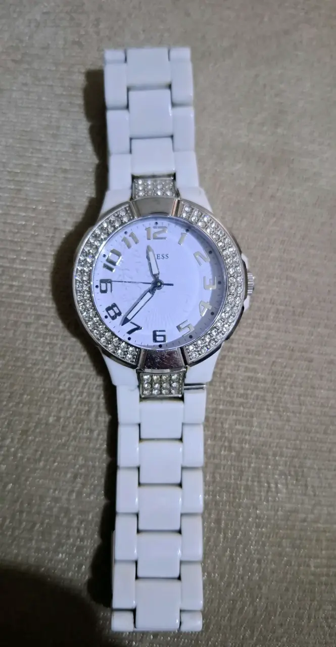 Reloj Guess blanco con cristales