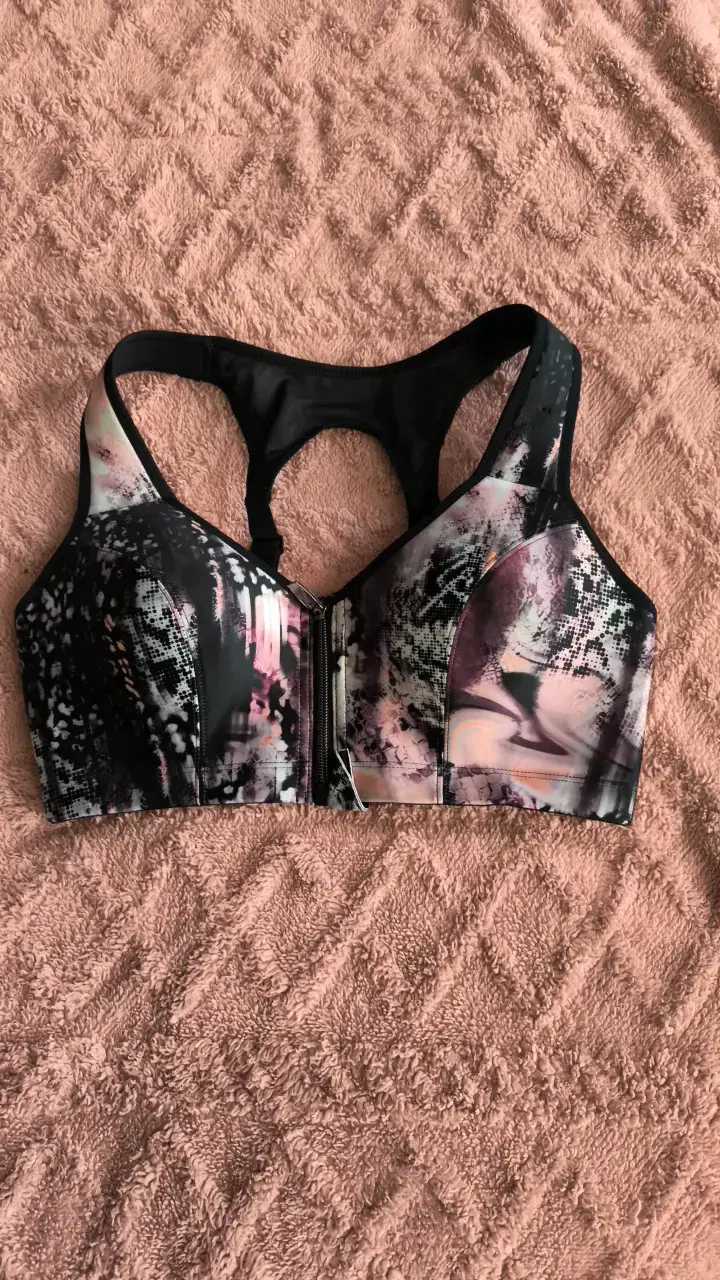 Top deportivo con estampado abstracto y cierre frontal
