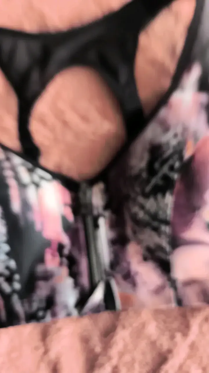 Top deportivo con estampado abstracto y cierre frontal - 6