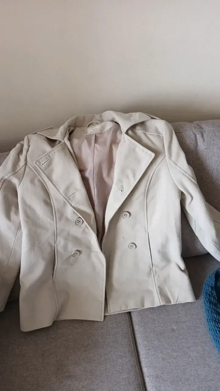 Abrigo gris para mujer con doble botonadura - 2