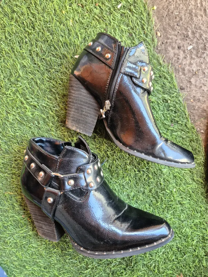 Botines tipo charol negro con tachas
