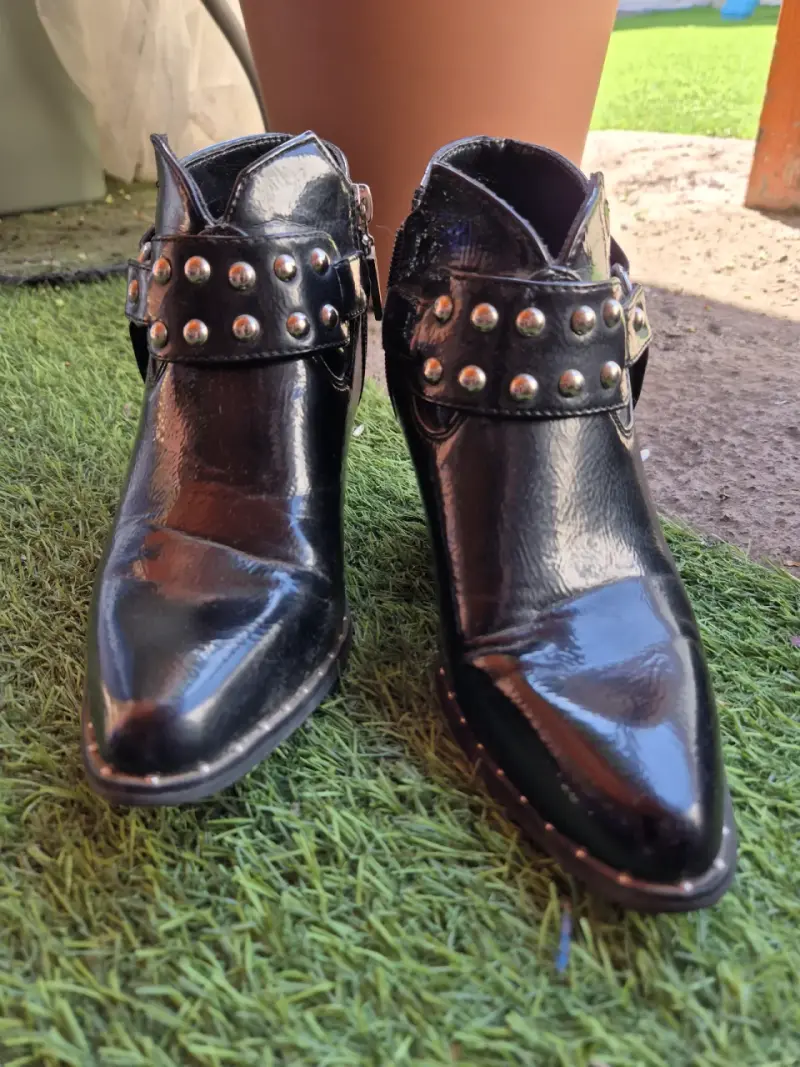 Botines tipo charol negro con tachas - 2