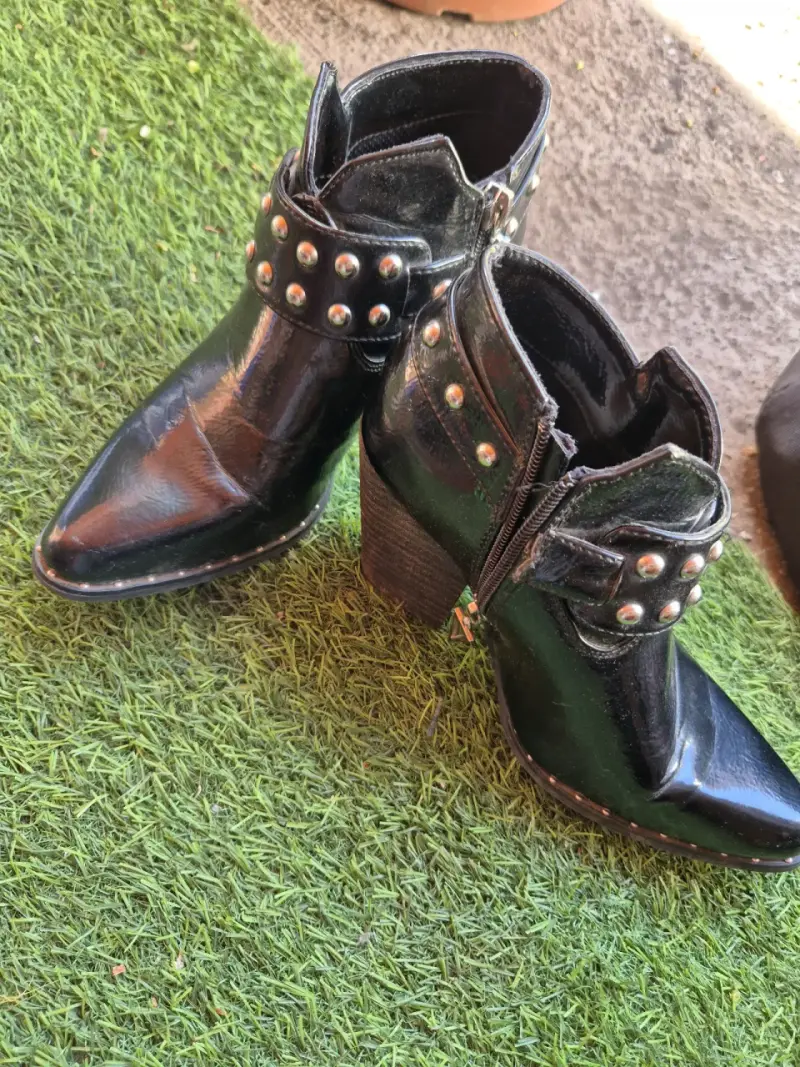 Botines tipo charol negro con tachas - 3