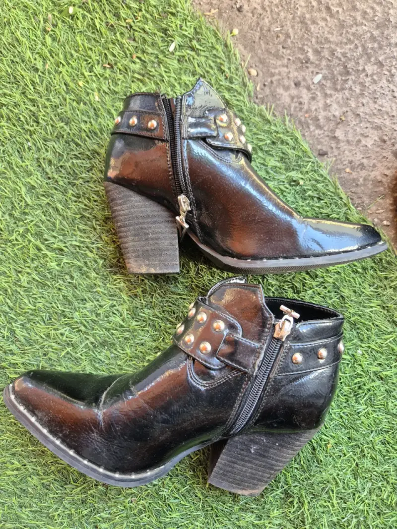 Botines tipo charol negro con tachas - 4
