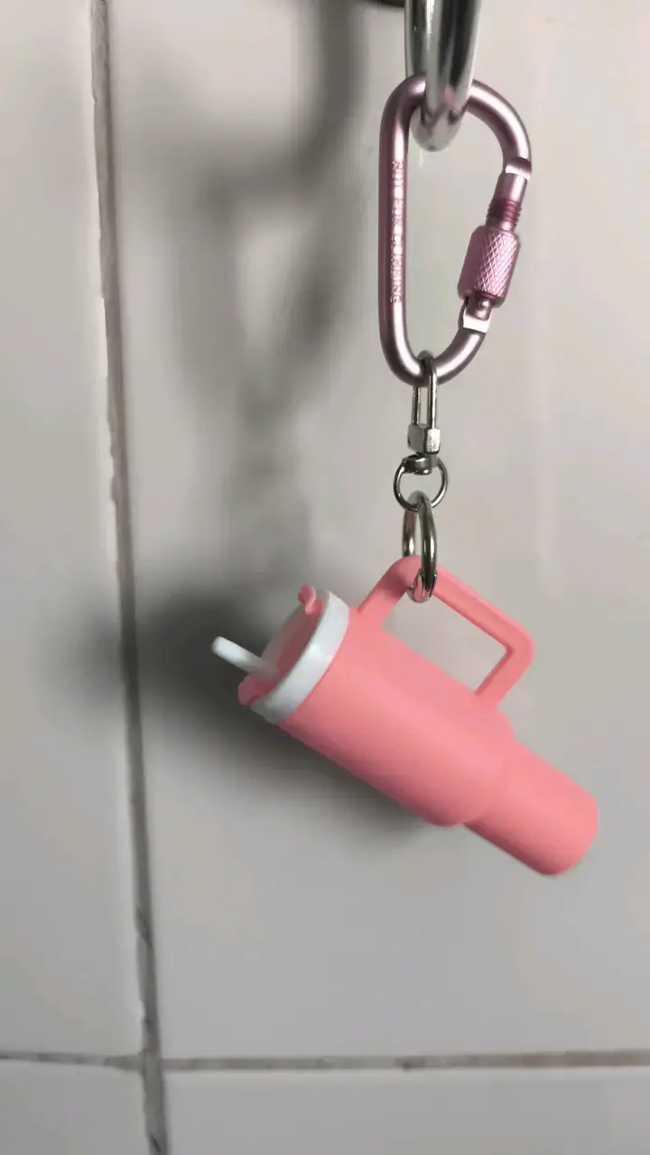 Llavero Botella Rosa con Mosquetón