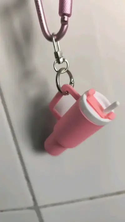 Llavero Botella Rosa con Mosquetón - miniatura 2