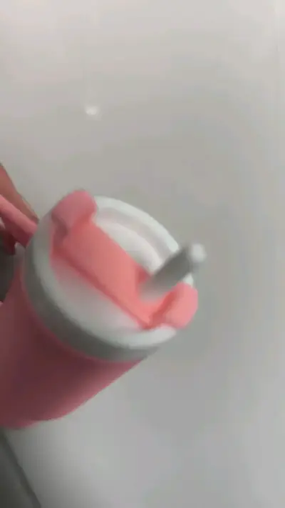Llavero Botella Rosa con Mosquetón - miniatura 4