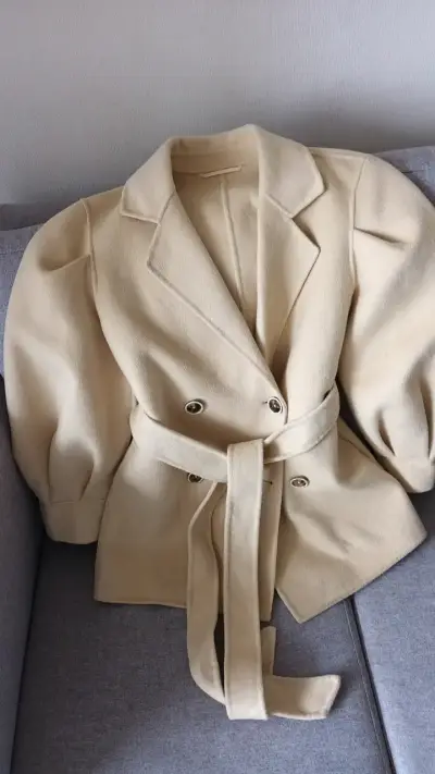 Abrigo Vero Moda beige con cinturón - miniatura 2