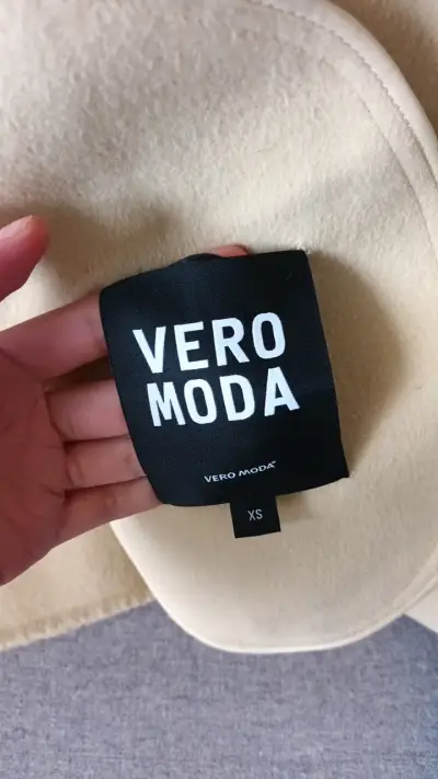 Abrigo Vero Moda beige con cinturón - miniatura 3