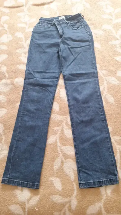 Jeans rectos azul oscuro para mujer - miniatura 1