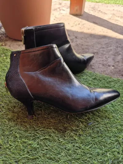 Botines de cuero sintético negro con tacón bajo - miniatura 1