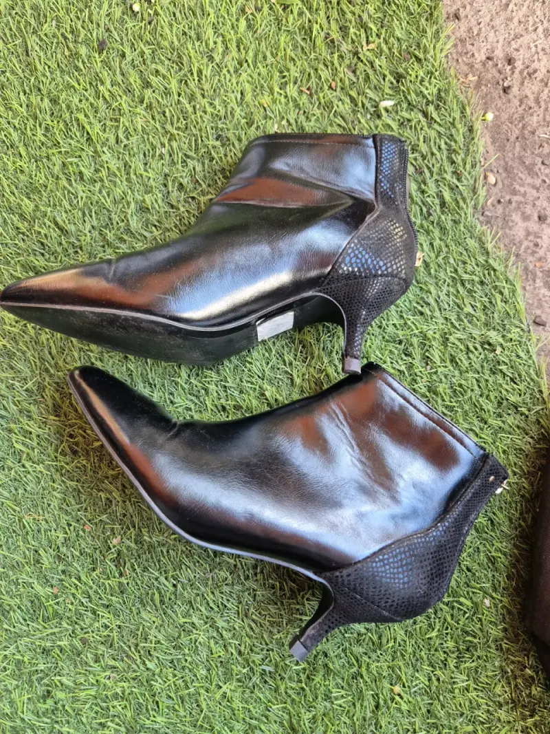 Botines de cuero sintético negro con tacón bajo - 2