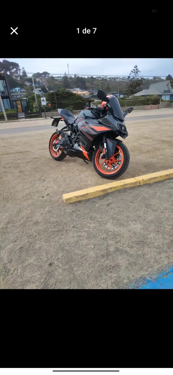 Moto deportiva KTM RC 200 negra y naranja