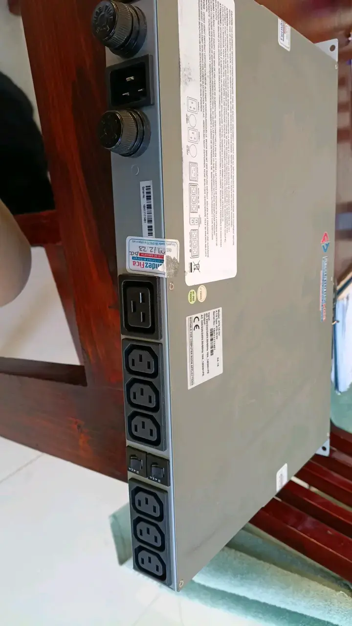 Unidad de distribución de energía APC con múltiples salidas