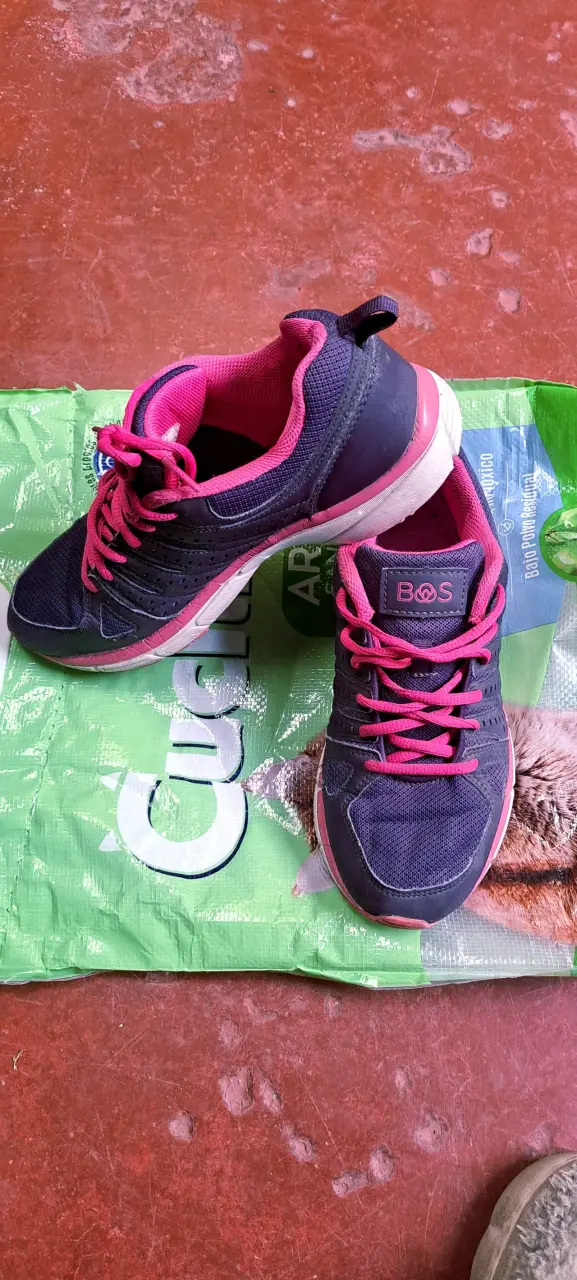 Zapatillas deportivas negras con detalles rosados BOS - 2