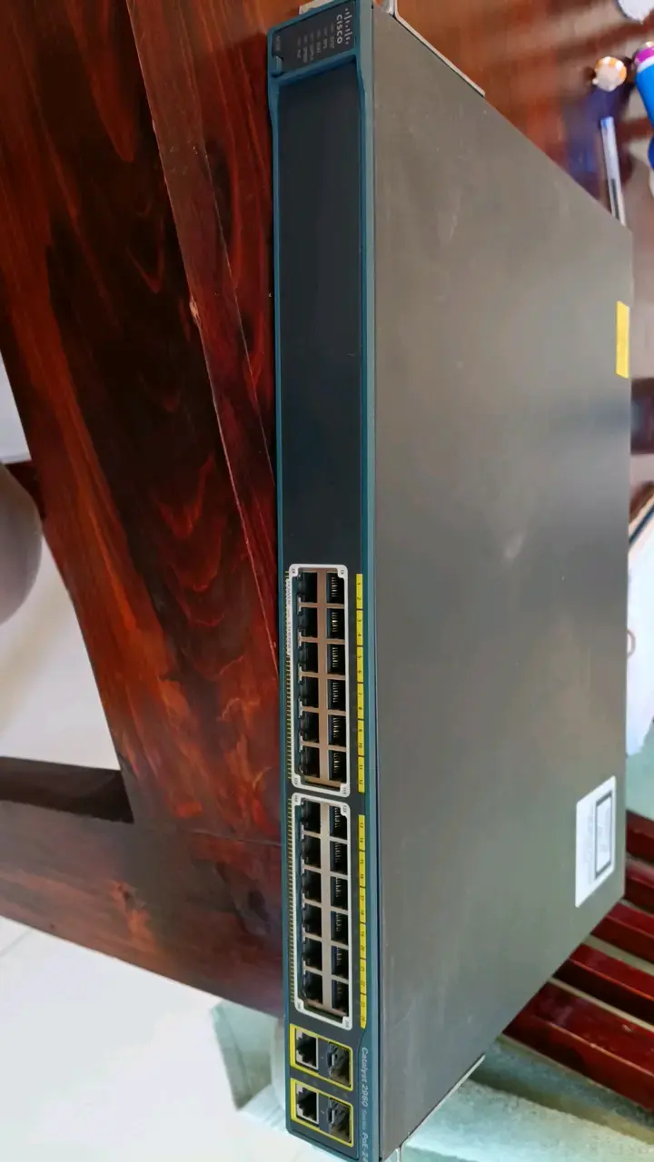 Switch Cisco Catalyst 2960 Series 24 Puertos