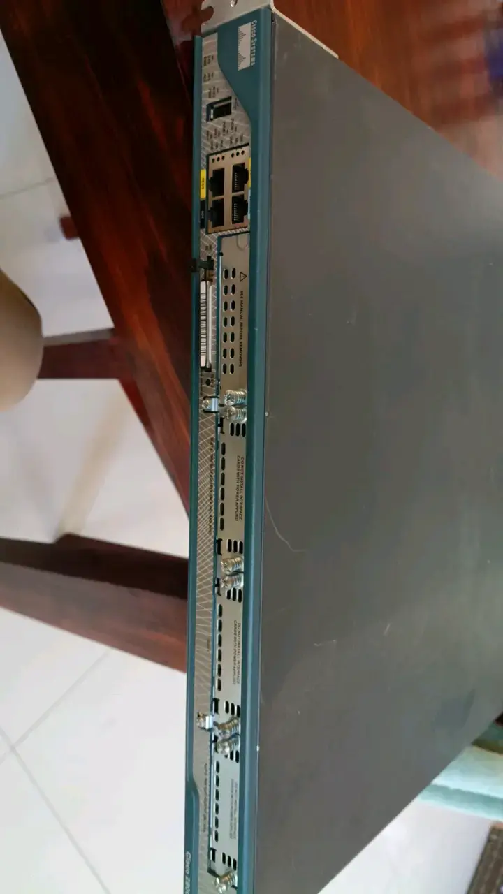Router Cisco 2821 para redes empresariales