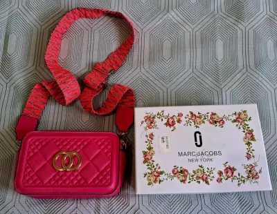 Cartera rosa Marc Jacobs con correa ajustable - miniatura 1