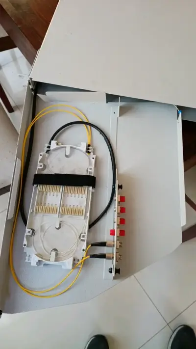 Caja de distribución de fibra óptica con conectores - miniatura 1
