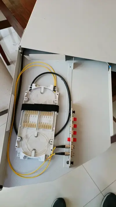 Caja de distribución de fibra óptica con conectores - miniatura 2