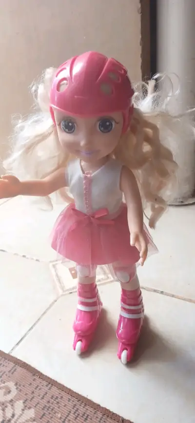 Muñeca patinadora con casco y vestido rosa - miniatura 1