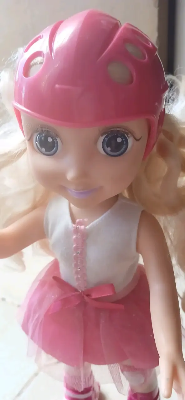 Muñeca patinadora con casco y vestido rosa - 2