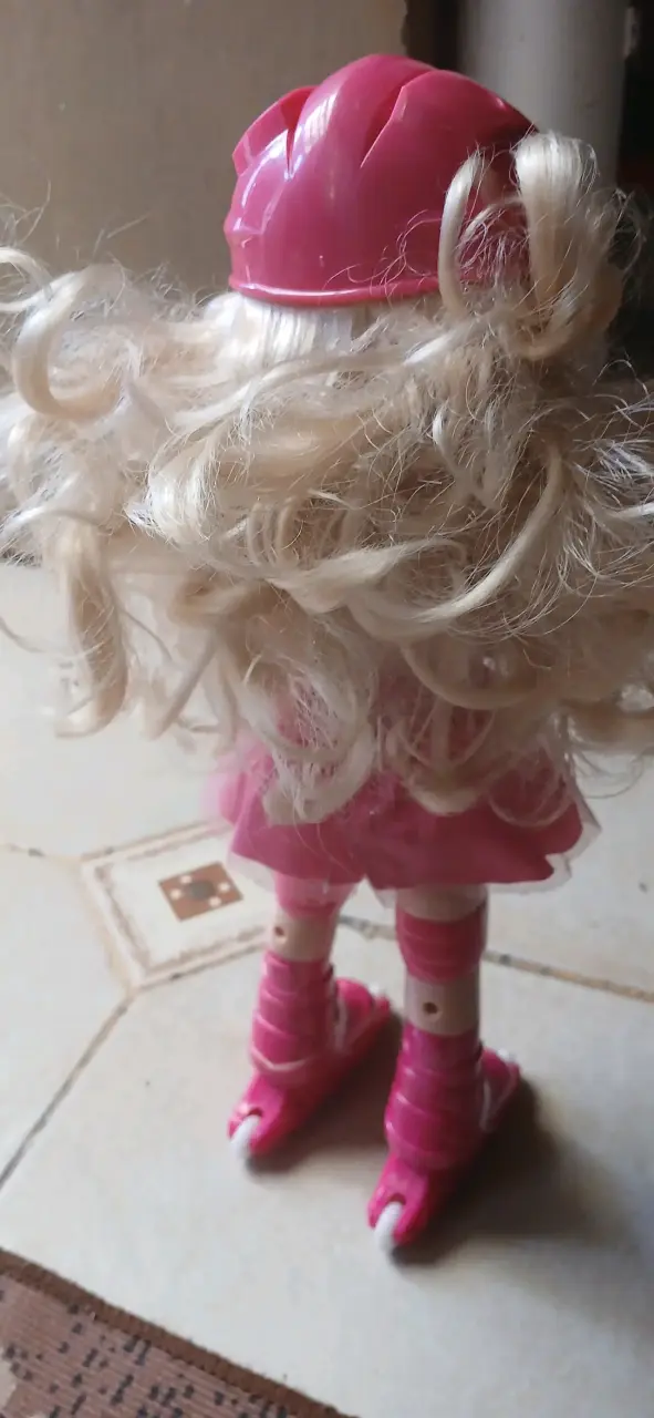 Muñeca patinadora con casco y vestido rosa - 3