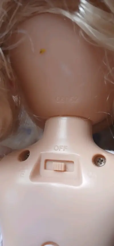 Muñeca patinadora con casco y vestido rosa - miniatura 5