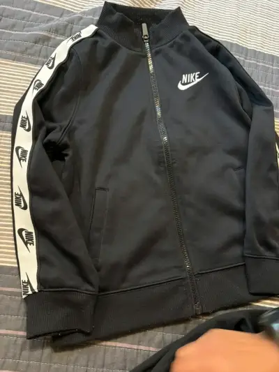 Conjunto deportivo Nike negro con franjas - miniatura 1