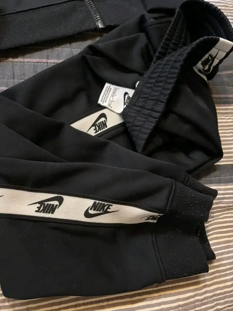 Conjunto deportivo Nike negro con franjas - 2