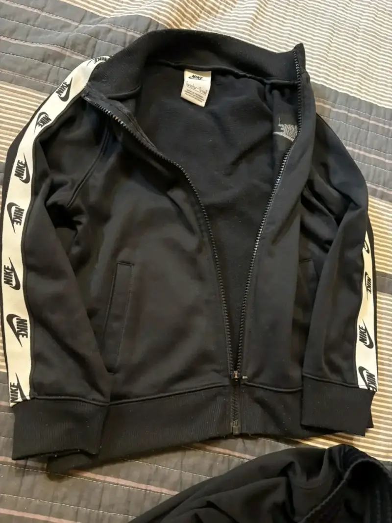 Conjunto deportivo Nike negro con franjas - 3