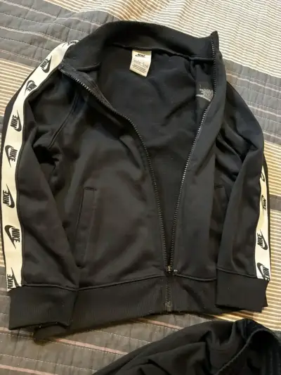Conjunto deportivo Nike negro con franjas - miniatura 3
