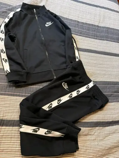 Conjunto deportivo Nike negro con franjas - miniatura 4