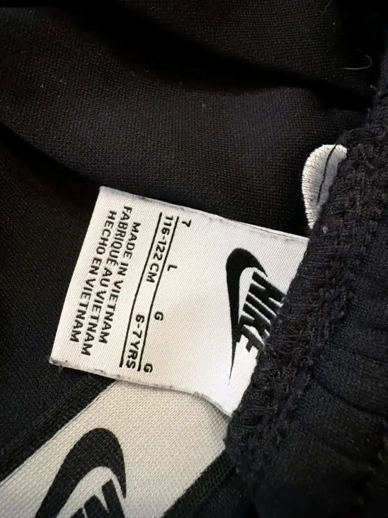 Conjunto deportivo Nike negro con franjas - 5