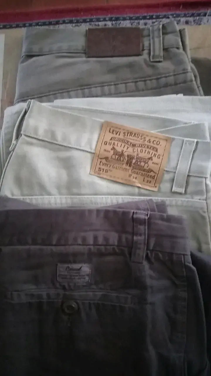 Lote de 19 pantalones Levi's, Dockers, entre otros - 2