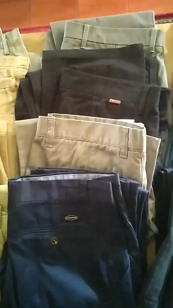 Lote de 19 pantalones Levi's, Dockers, entre otros - 4