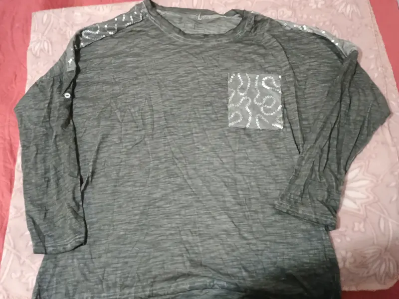 Polera gris con lentejuelas en hombros - 1