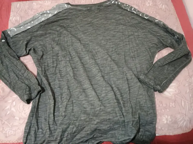 Polera gris con lentejuelas en hombros - 2