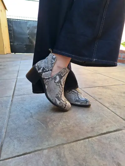 Botines de mujer con estampado de serpiente - miniatura 1