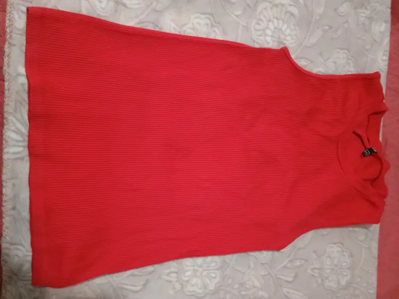 Polera sin mangas rojo con diseño moderno - 1